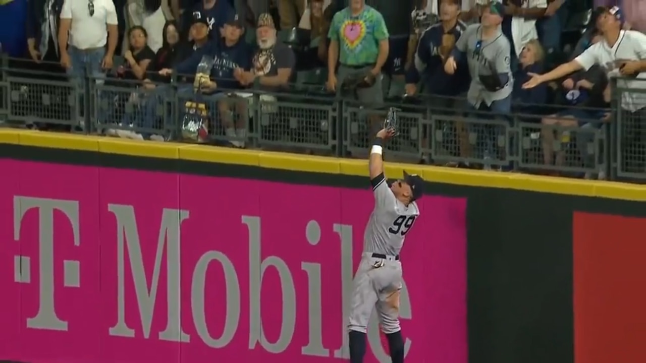 Yankees' Aaron Judge makes an ABSURD catch to rob Teoscar Hernández of a homer