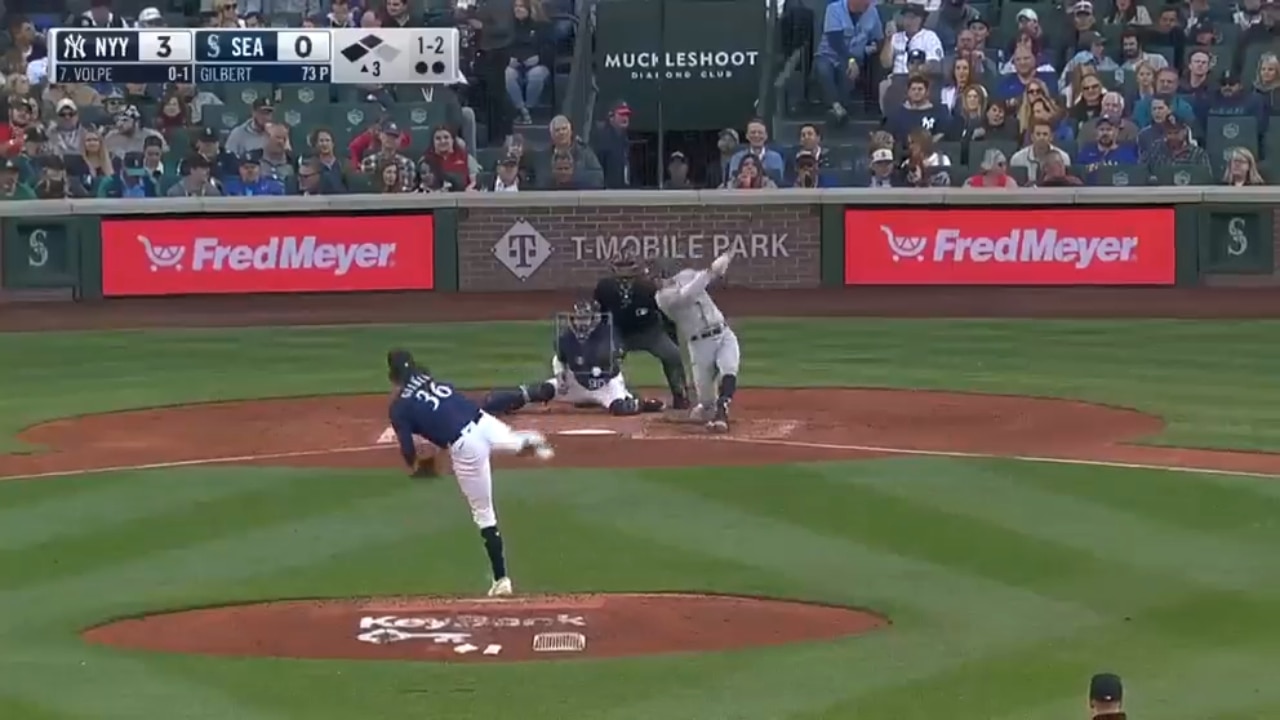 Yankees' Anthony Volpe crushes a home run to extend the lead over the Mariners